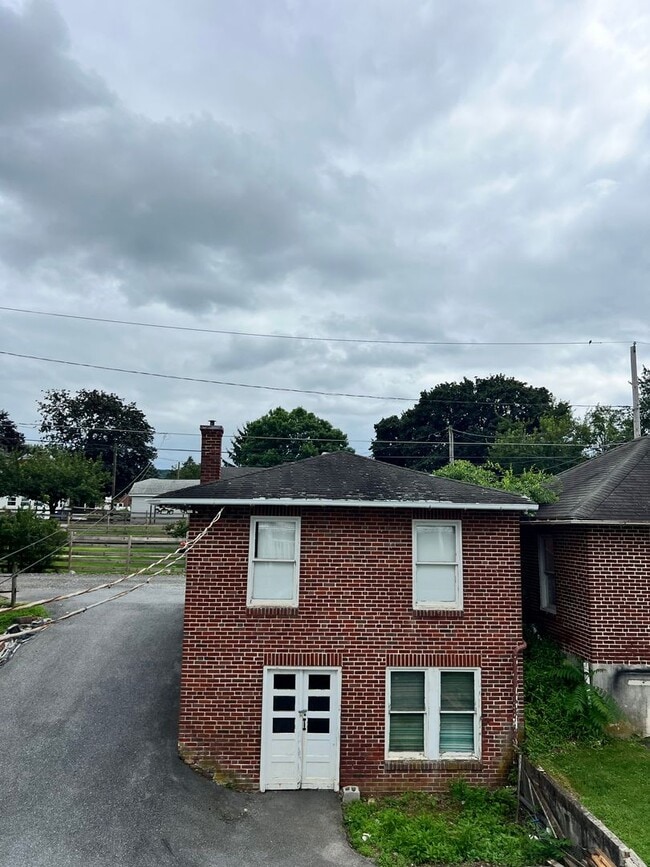Building Photo - 3 Bedroom Apartment Available w/ 2 car garage