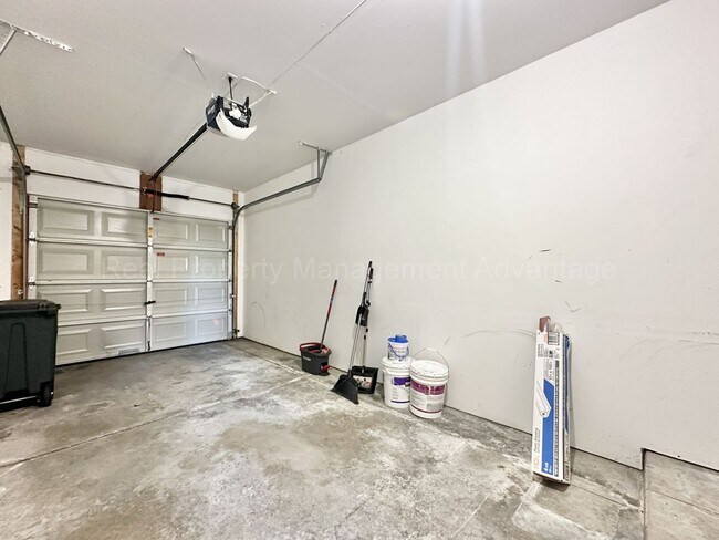 Building Photo - Spacious 2 Bed Condo with Attached Garage