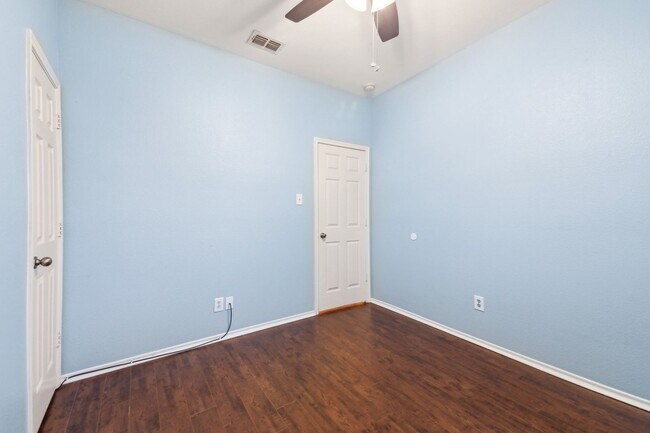 Building Photo - 4 Bedroom Single Family in Crossroads