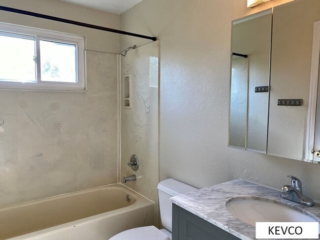 Building Photo - Beautiful Three Bedroom Home!