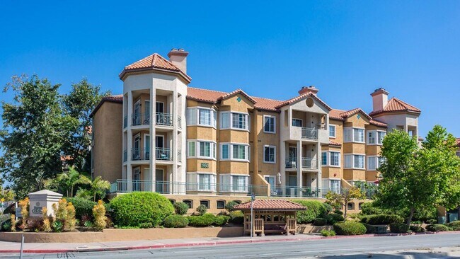 Building Photo - Corner condo in the highly desirable River Colony community!