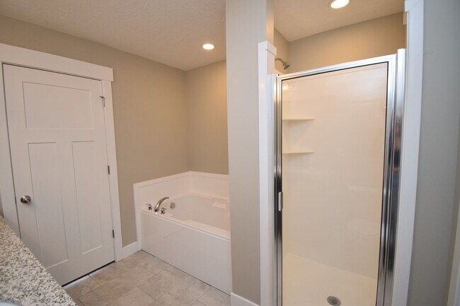 Building Photo - Gorgeous 3 Bedroom Townhome in Sandy!