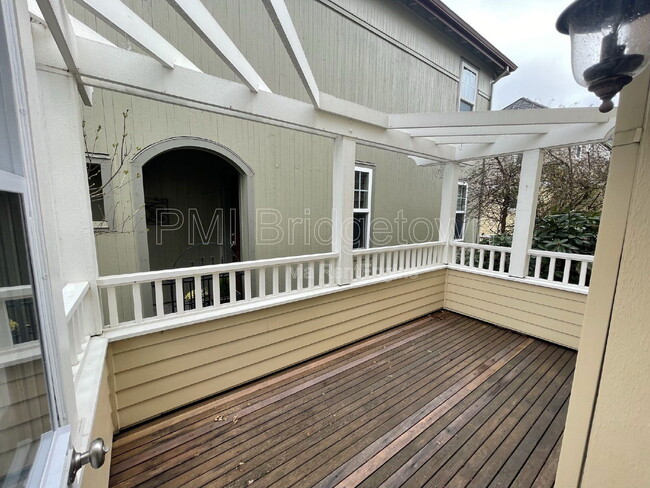 Building Photo - 10235 NW Edgewood Dr