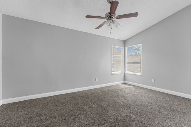 Building Photo - Beautiful 2/2.5 Townhome Near Downtown and...