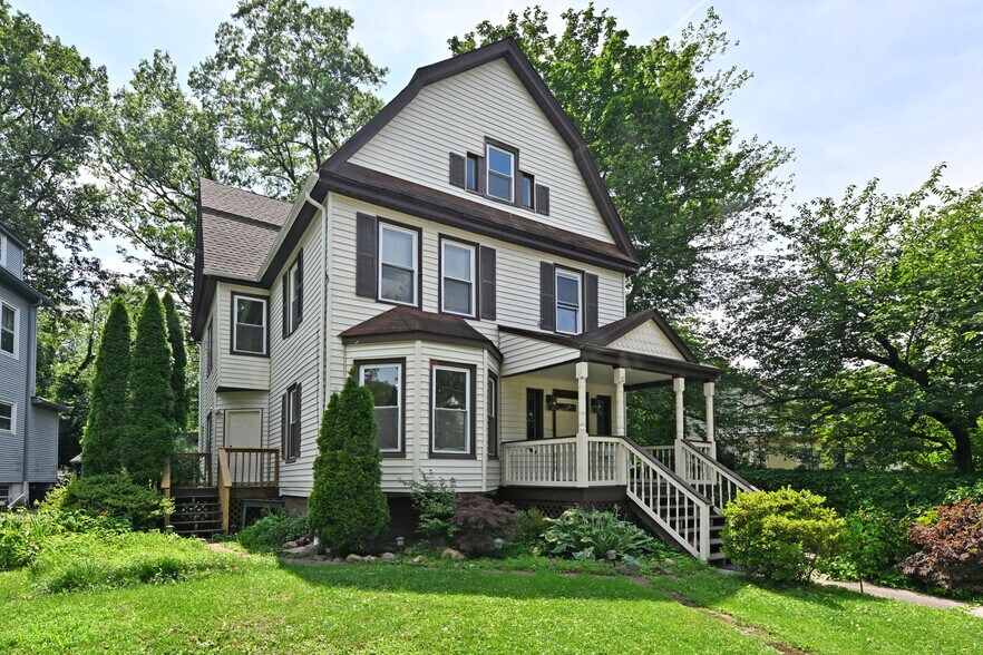 Building Photo - 32 Brainard Pl