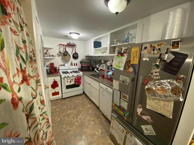 Building Photo - 3850 Woodhaven Rd