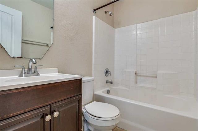 Building Photo - 2118 Augusta St