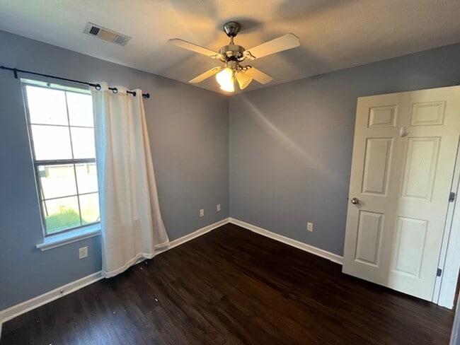 Building Photo - 102 Rosebud Cir