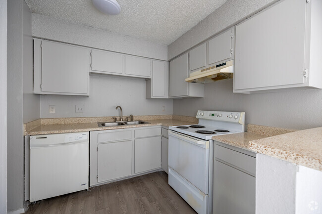 2BR, 2BA - 851SF - Kitchen - Cheshire Gardens