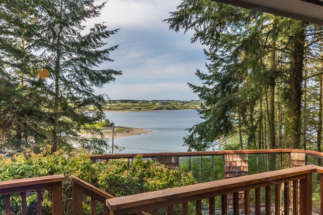 Building Photo - 2 Bed+ 2 Bath Home With Water View