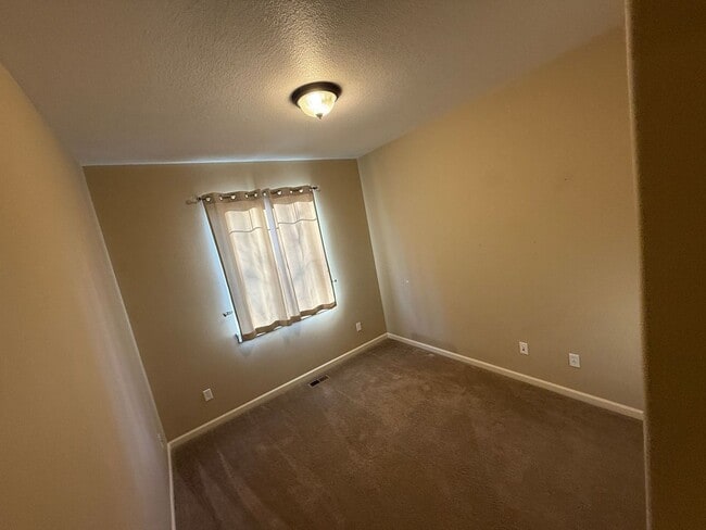 Building Photo - 3 Bedroom, 2 Bathroom Single-Level Duplex in The Stonegate Community