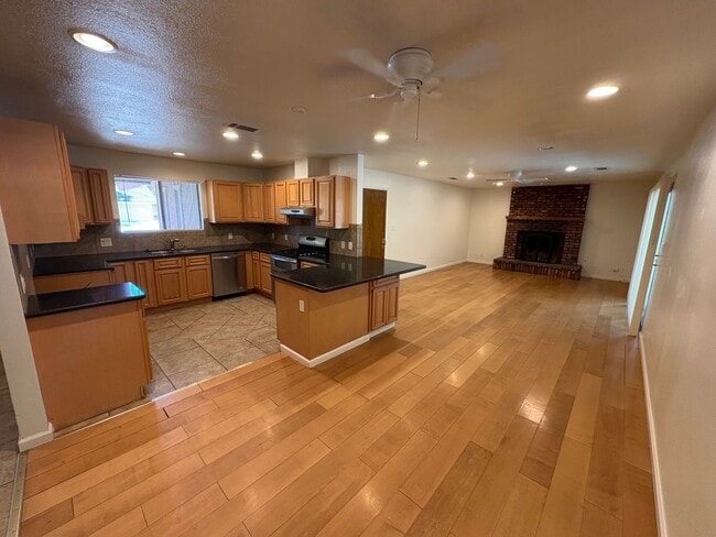 Building Photo - NW Reedley Home Near Shopping Center Rent ...