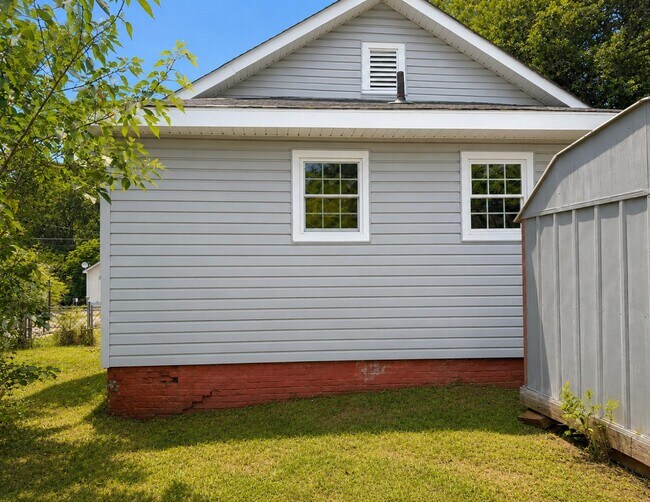 Building Photo - 425 Lakeview St
