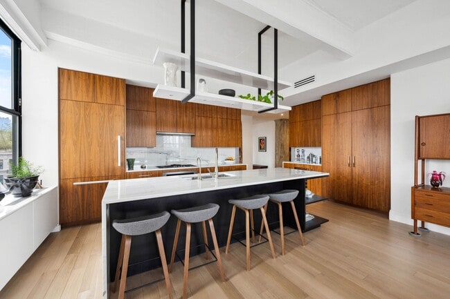 Building Photo - 1 Main St