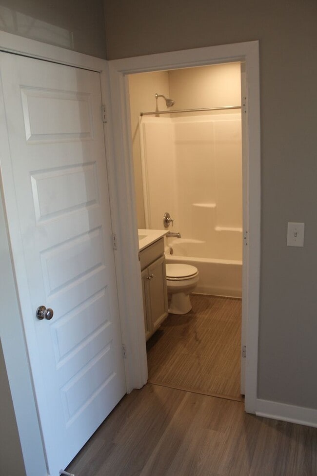 Building Photo - Spacious Move In Ready 5 BR in Avon!
