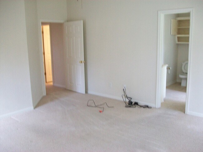 Building Photo - 601 Llama Tr