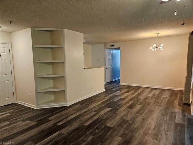 Building Photo - 2nd-level, 2-bedroom, 2-full bath condo