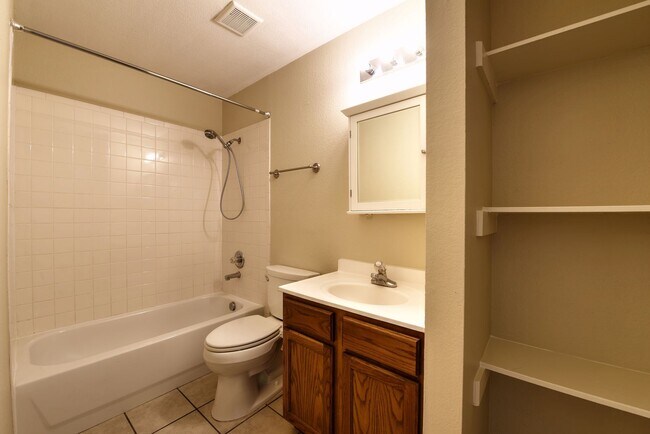 Building Photo - GREAT LOCATION: 1604 & SHAENFIELD | 3 BEDS | 2 BATHS | MOVE IN READY