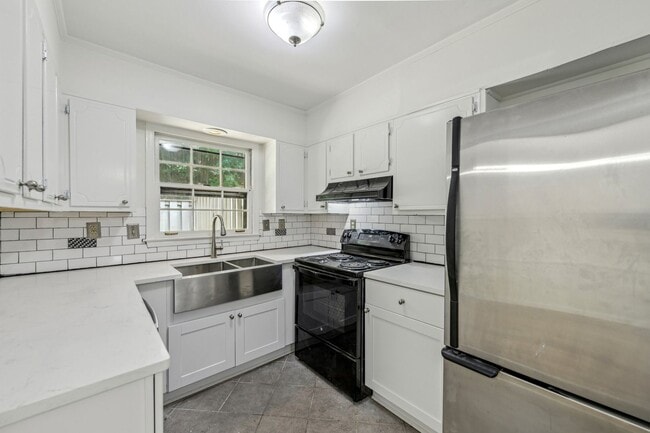 Building Photo - Updated 2BR/2.5BA Townhome in Gated West B...