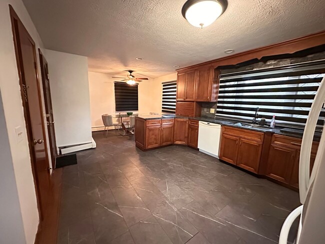 Building Photo - Welcome to this gem located in the heart of Perry township!