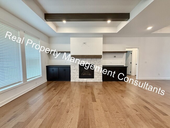 Building Photo - Extraordinary 4 bedroom home in Lee's Summit