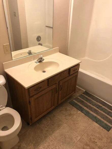 Spare bathroom - 8600 Old Carriage Ct