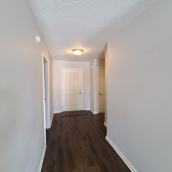 Building Photo - 10192 Greenmoor Dr