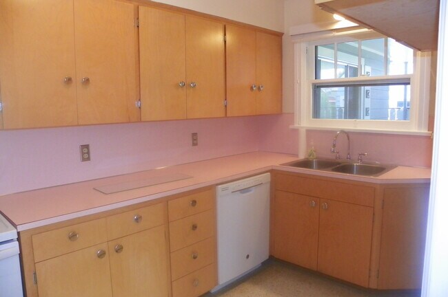Building Photo - PETS CONSIDERED! Located in Bend's HISTORIC District, Walk to Drake Park! A/C, All Appliances, Ha...
