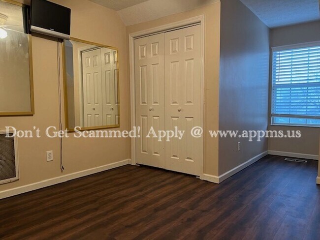 Building Photo - Location!!!!