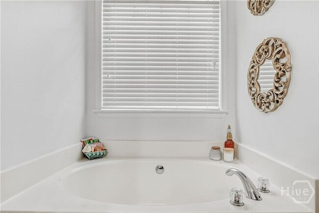 Building Photo - Beautiful 3BR/3BA Home with Private Pool in Commerce