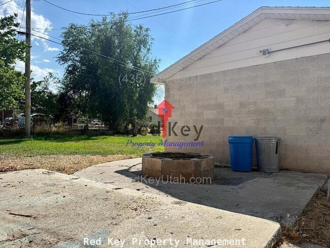 Building Photo - 100 W Single Family Home