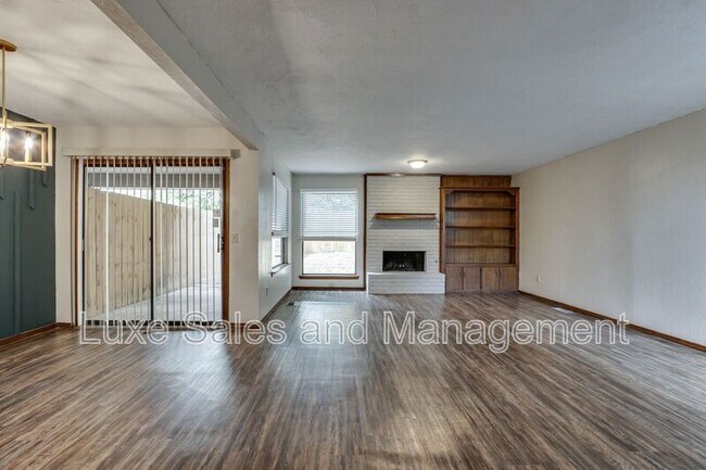 Building Photo - 1705 N Gleason Ave