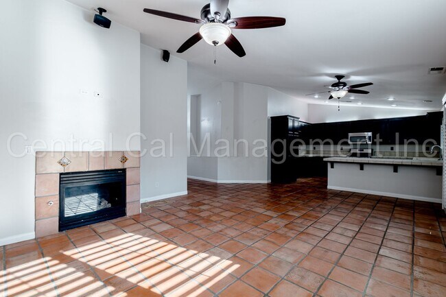 Building Photo - 3 Bedroom/2 Bath Home with Solar in the De...