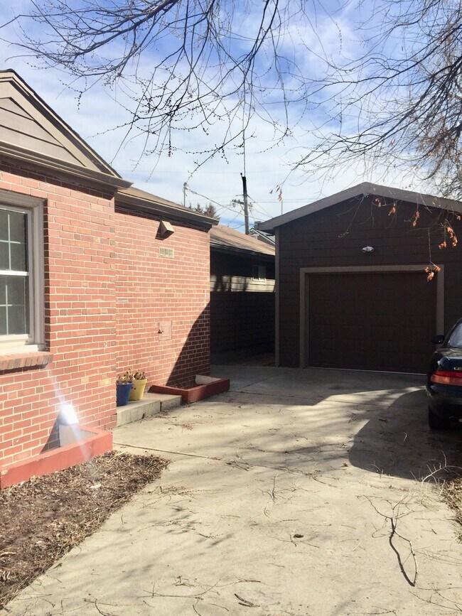 Building Photo - 3 bed/ 3 bath Home in Mayfair
