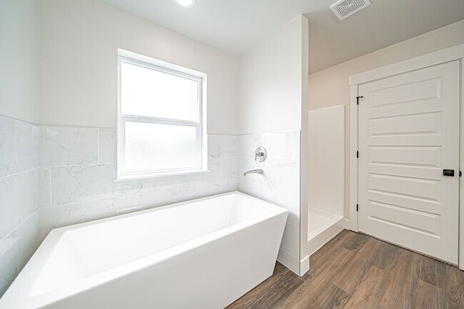 Building Photo - 2988 Huntshire Ave