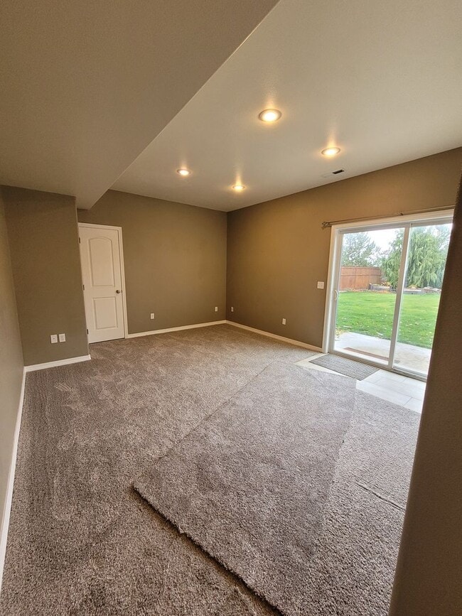 Building Photo - Well Maintained Family Home in Clarkston Heights