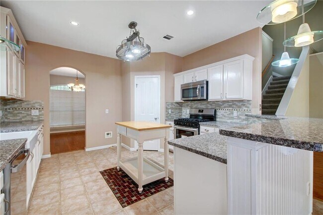 Building Photo - 1801 Hickory Ridge Cove