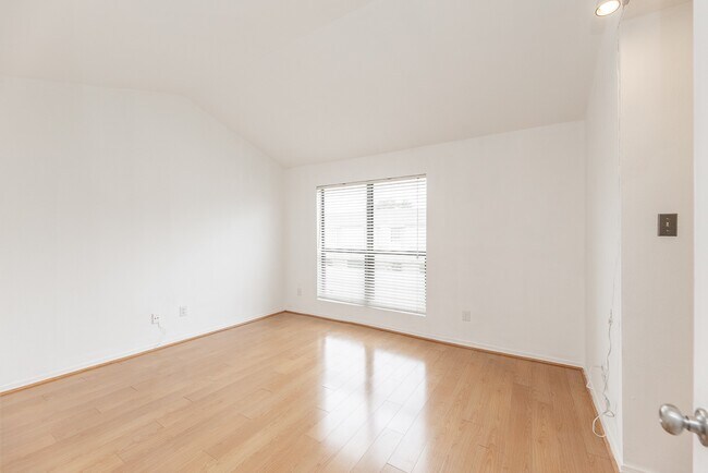 Building Photo - 2120 Wilcrest Dr