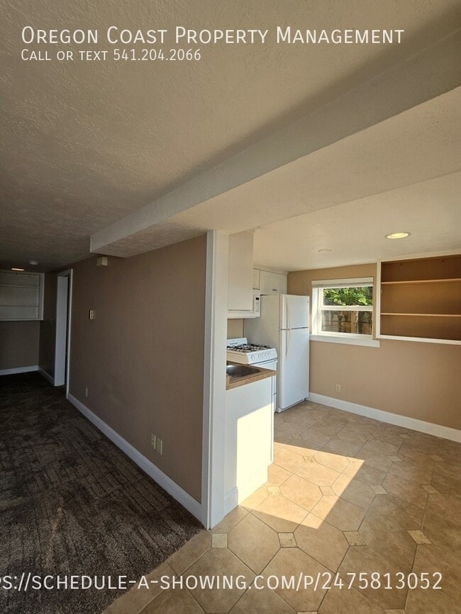 Building Photo - Ocean Views 1bed/1bath Upstairs Unit