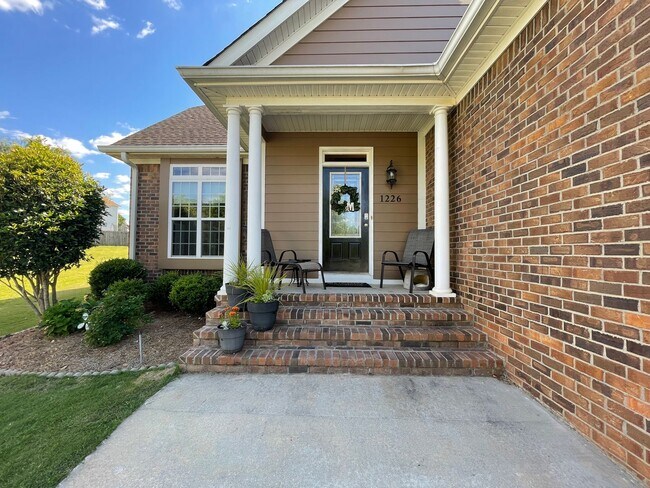 Building Photo - Charming 4 bedroom/2.5 bathroom in Tudor Branch!
