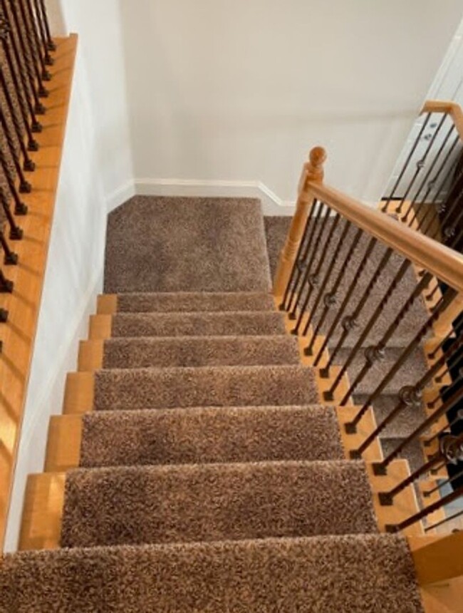 Building Photo - Spacious 5-bedroom, 3-bathroom single-fami...