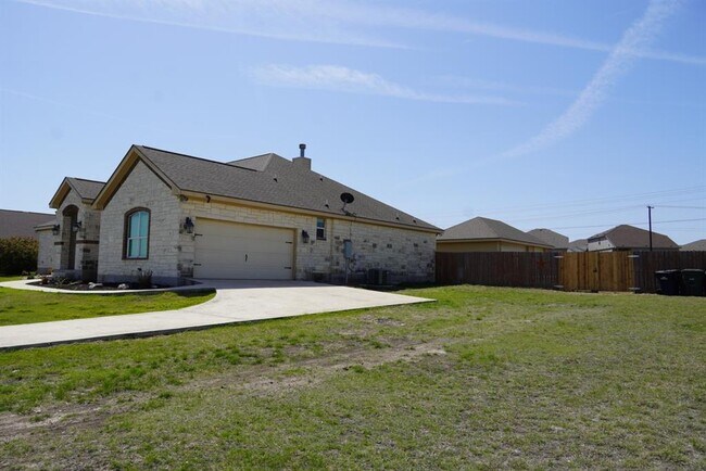 Building Photo - 141 Oak Stone Dr