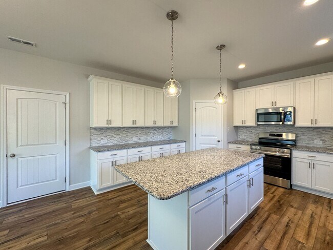 Building Photo - Stunning 4 Bed Home with Fenced Backyard