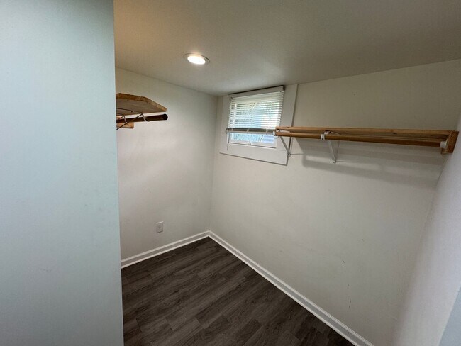 Building Photo - Near Westside 4 Bedroom 2 Bath