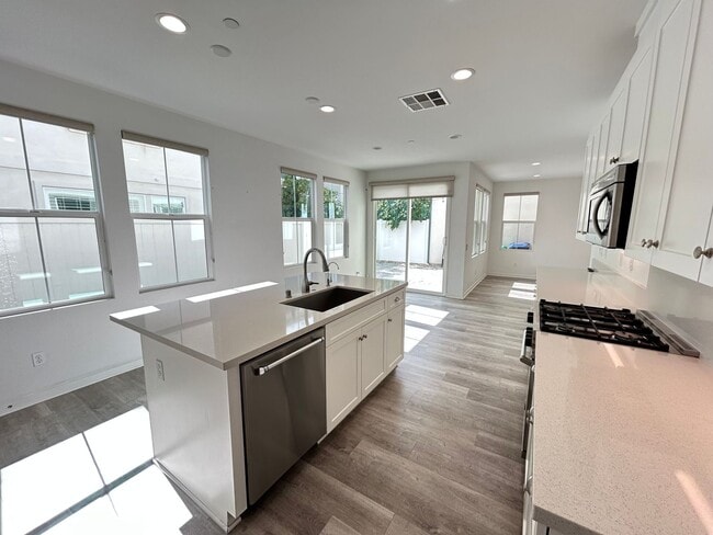 Building Photo - Stunning 4 Bedroom 3 Bath Plus Loft Home in Costa Mesa