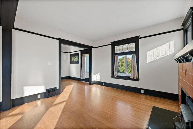 Building Photo - Charming 2-Bed 2-Bath Tacoma Craftsman | S...