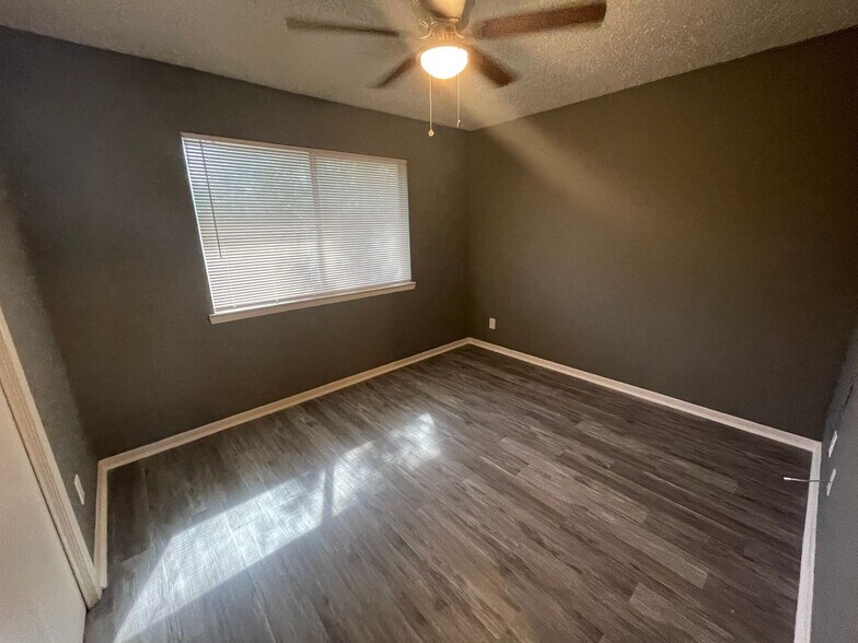 Building Photo - 1102 Harley Dr