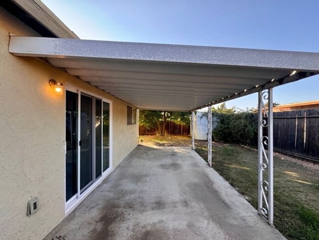 Building Photo - Charming 2 Bedroom Home in 55+ Valle Hermosa Community for Lease!