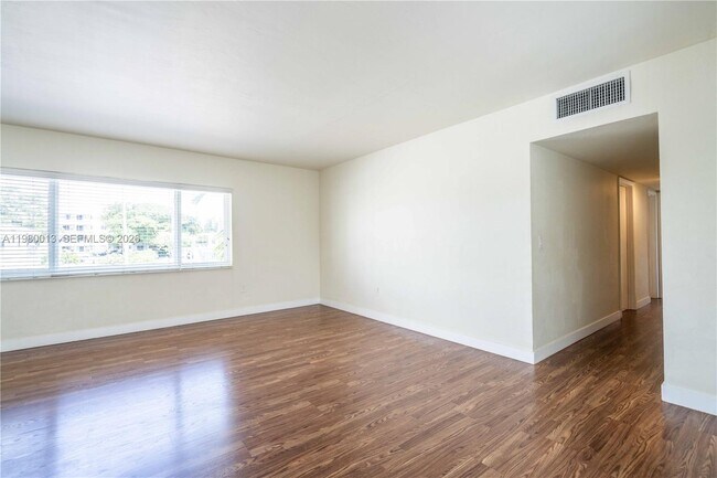 Building Photo - 1940 Biarritz Dr