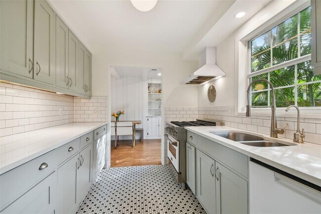 Building Photo - 145 24th Ave SE